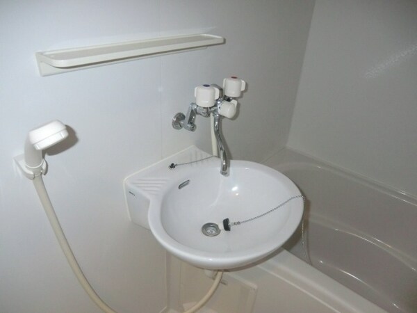 洗面(洗面台はバスルームにあります)