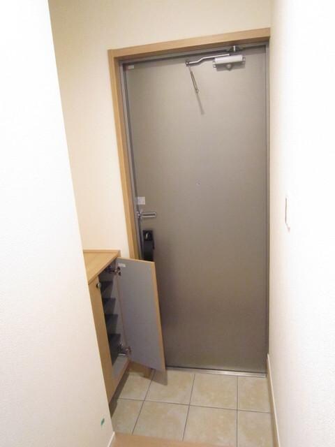物件内観写真4　(シューズＢＯＸ付き玄関)