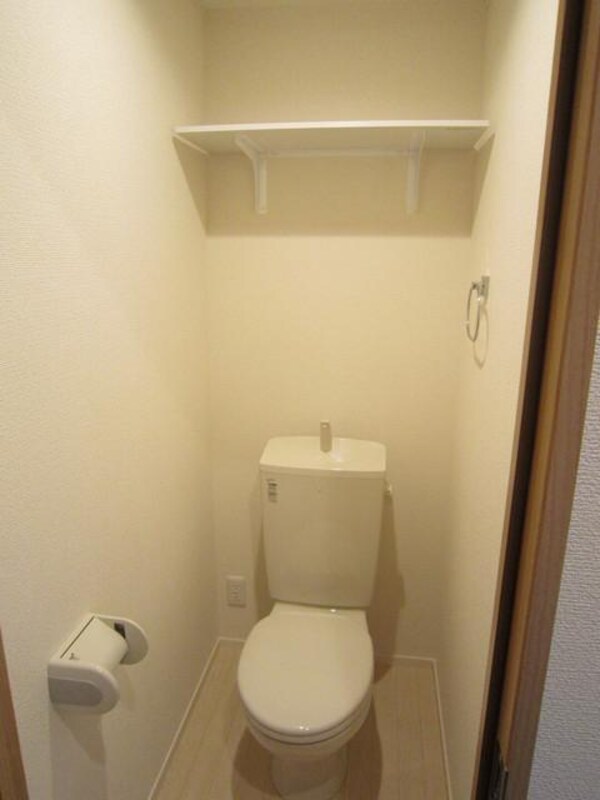 トイレ(上部に収納棚あります)