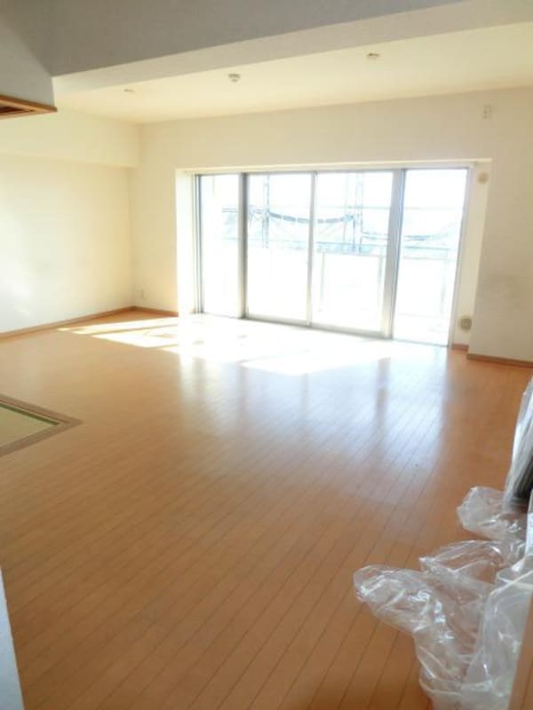 その他室内・内装(広々した明るいリビング)