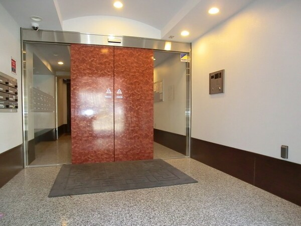 エントランス(防犯カメラ設置)