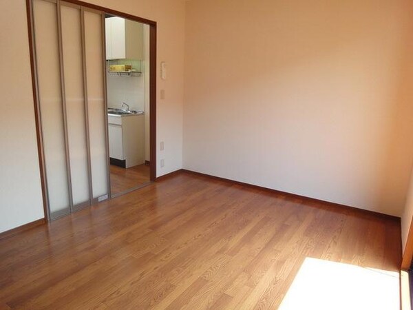 その他室内・内装(日当たり良好　広々洋室　エアコン完備)