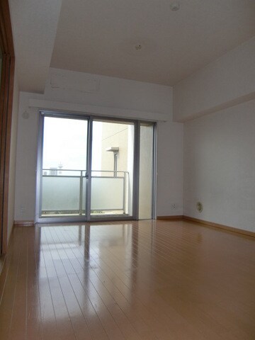 物件内観写真5　(広々としたリビングスペース。)