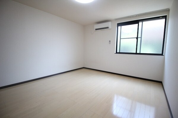 リビング・居室(明るい９帖の洋室　南東向きです)