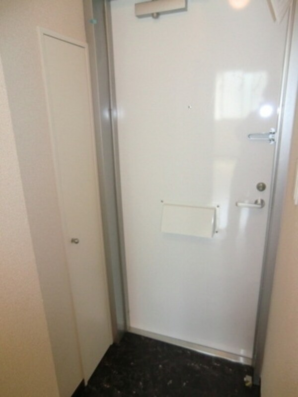 玄関(シューズボックスつきの玄関です)