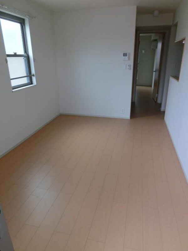 その他室内・内装(バルコニーから見た居室)