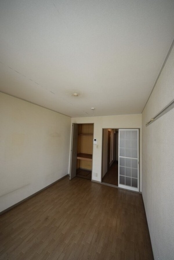 リビング・居室(６帖の洋室です)