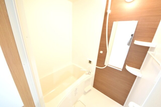 バス／シャワールーム等(おしゃれなパネルのバスルーム)