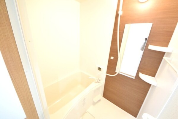 バス／シャワールーム等(おしゃれなパネルのバスルーム)