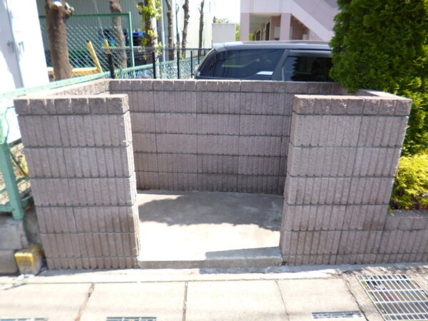 エントランス(★ゴミ置き場★)