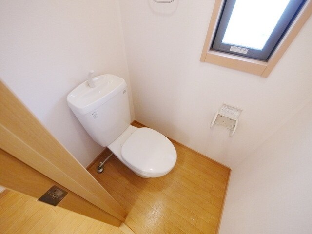 物件内観写真6　(★トイレに窓つき★)