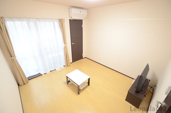 リビング・居室(同タイプの別物件のため実際とは異なります。)