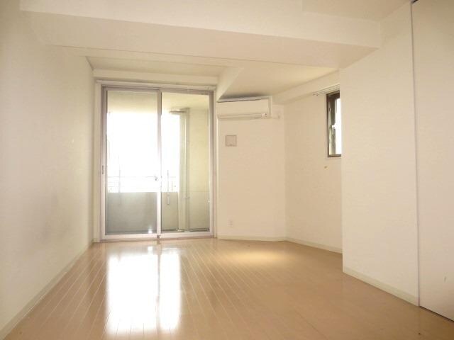 物件内観写真16　(★洋室８.８帖！★)