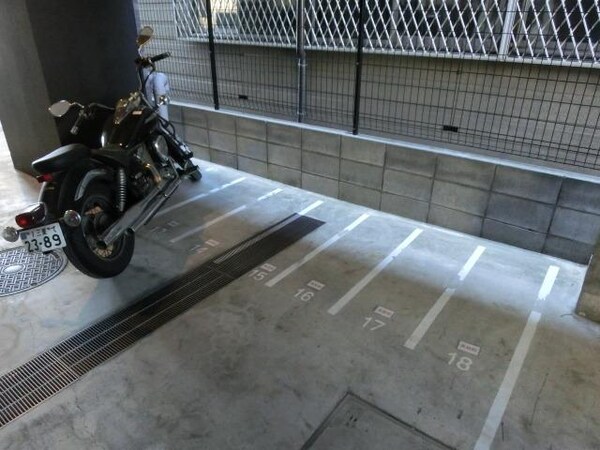 共有部分(屋根付きバイク置場)