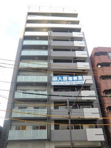 物件外観写真1　(重厚感溢れる外観)