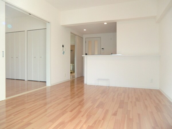 リビング・居室(フローリング仕上げのゆったりリビングスペース)