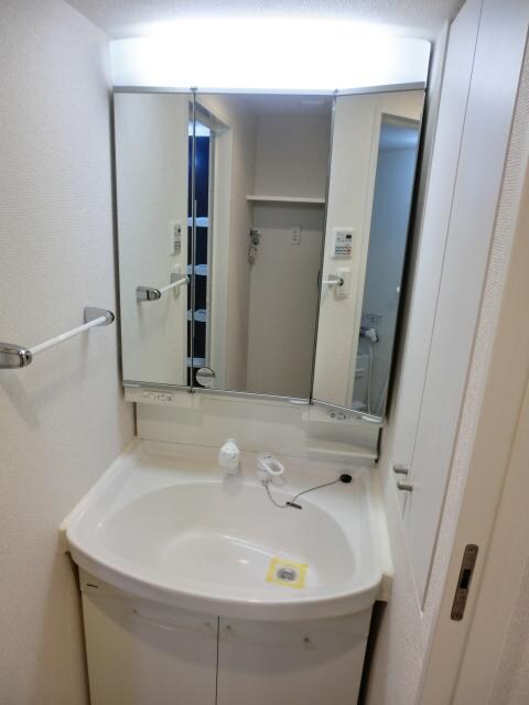 物件内観写真6　(うれしい独立洗面台)