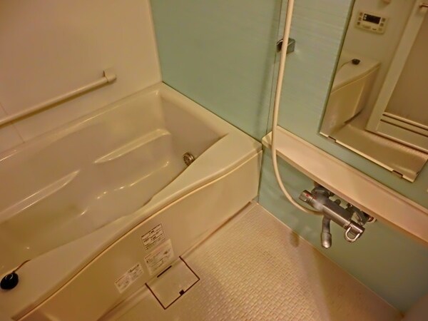 バス／シャワールーム等(清潔感のある追炊き機能付お風呂)