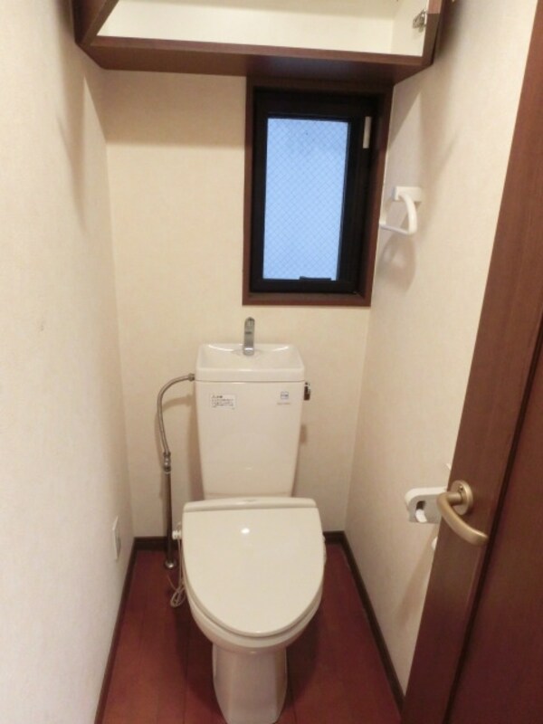 トイレ(窓付きなので通気性ばっちり)