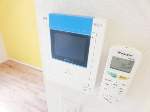 設備(モニター付きインターホン(別室参考写真))