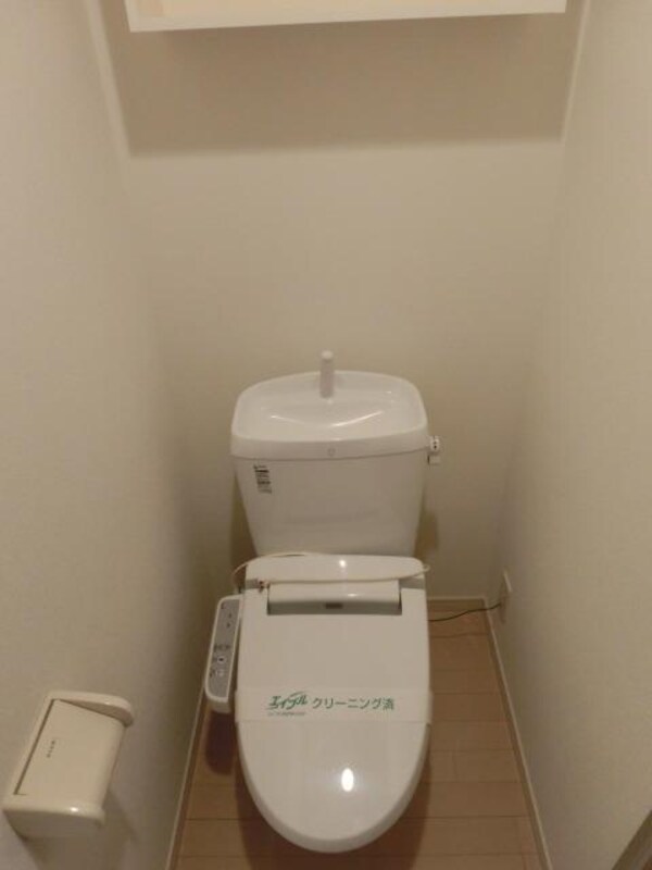 トイレ(ウォシュレット機能付・収納付)