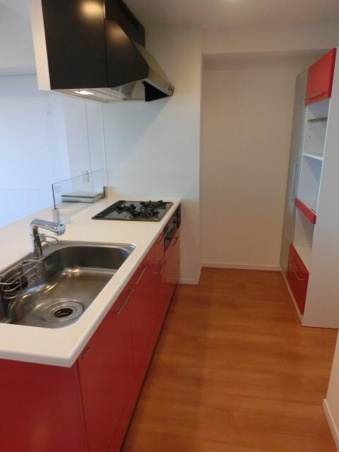 物件内観写真4　(3口コンロとグリル付きオープンキッチン)