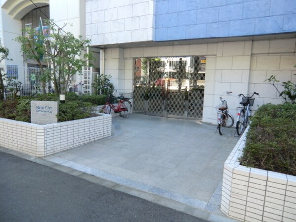 エントランス(安心のオートロック完備)