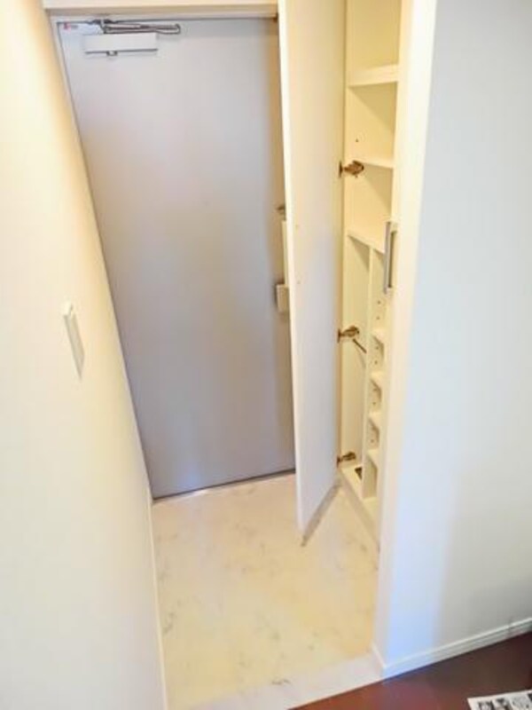 玄関(シューズボックス完備)