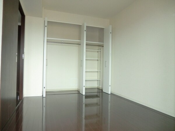 リビング・居室(★壁一面収納の収納たっぷり居室★)