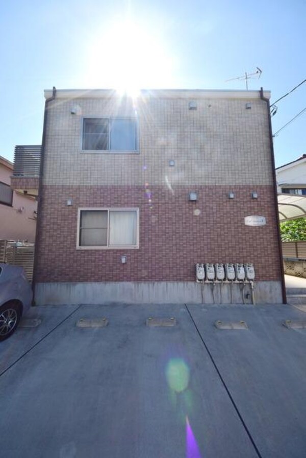外観(周辺は閑静な住宅街)