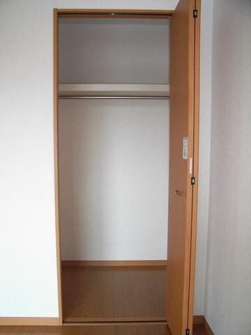 物件内観写真8　(ハンガーバー付クローゼット)