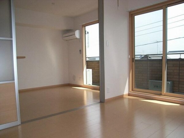 その他室内・内装(明るいリビング)