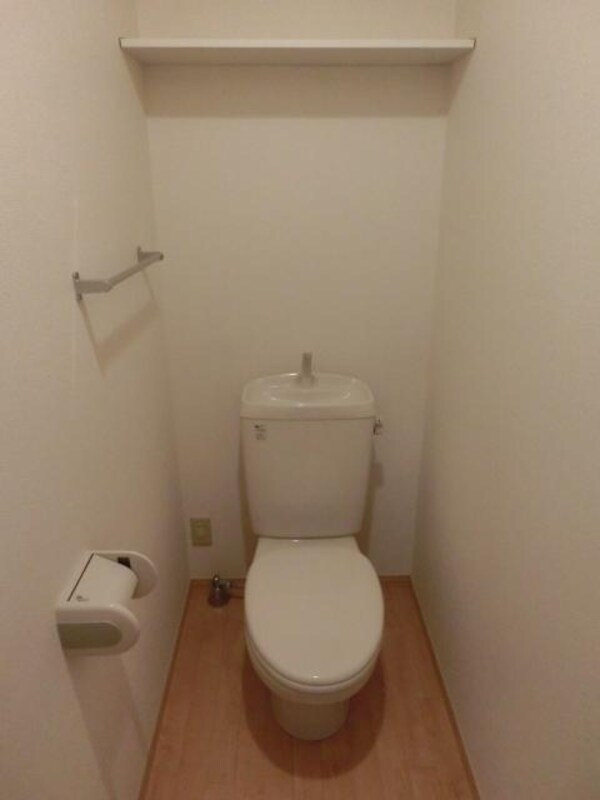 トイレ(収納棚とタオルハンガー付のトイレ)