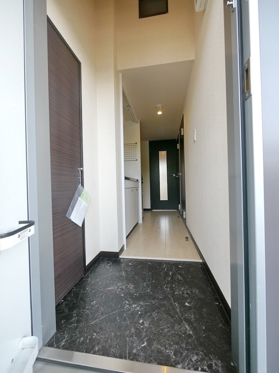 物件内観写真10　(玄関)