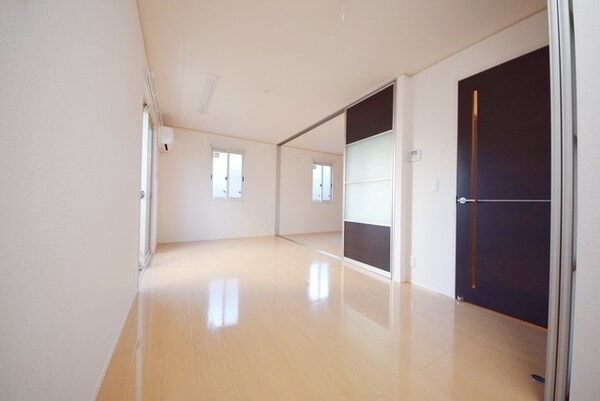 リビング・居室(同物件内他号室の室内写真です。)