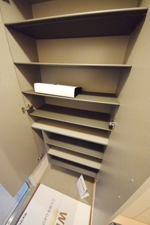 玄関(同物件内他号室の室内写真です。)