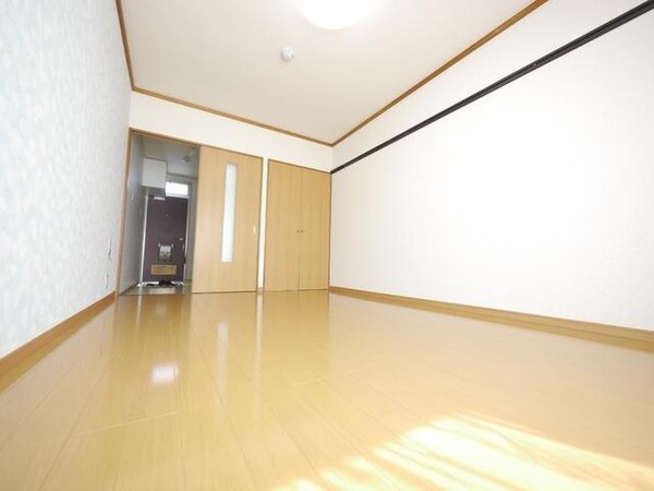 リビング・居室(★６帖のフローリングのお部屋です★掃除しやすいです★)