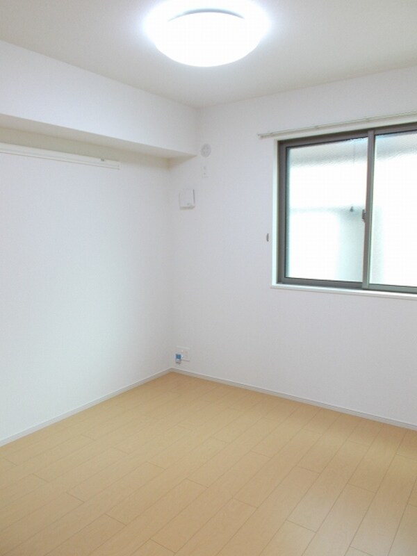 寝室(★　日当たりのいい寝室です　★)
