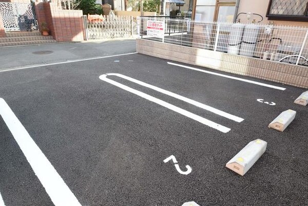 駐車場(★建物裏側に駐車場があります★)