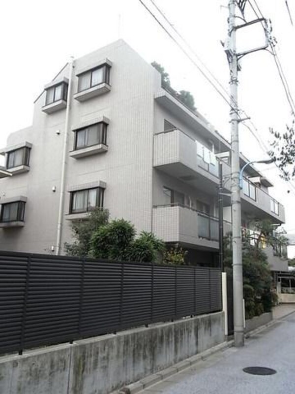 外観(閑静な住宅街にある低層マンション)