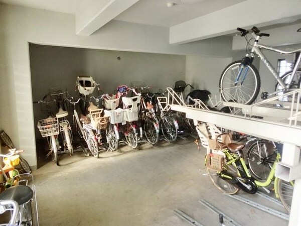 駐車場(★屋内駐輪場スペースです★)