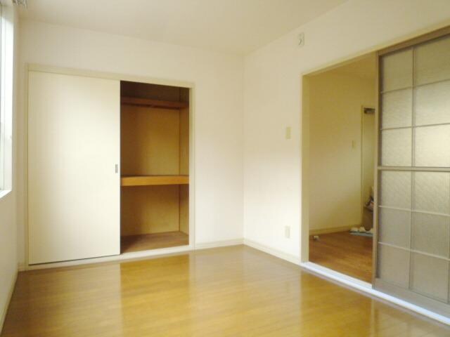 物件内観写真2　(★明るい洋室★)