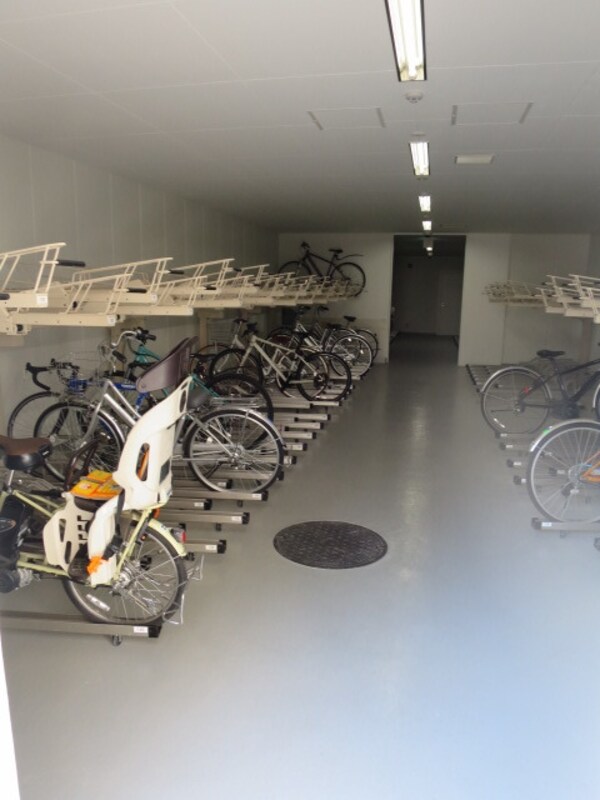 共有部分(自転車置き場です)