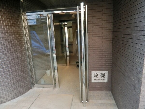 エントランス(内見の予約先は【タウンハウジング中野店】です★)