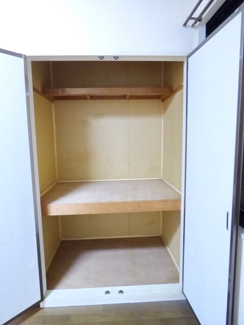 物件内観写真18　(♪洋室収納♪)