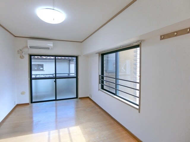 物件内観写真5　(明るめの居室)