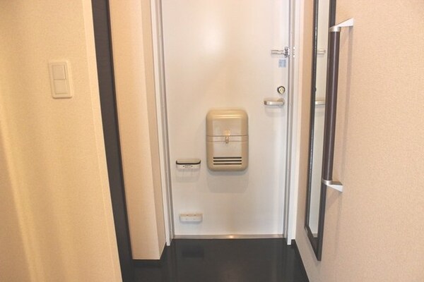 玄関(受け皿付きのポストです。傘立ても付いています。)