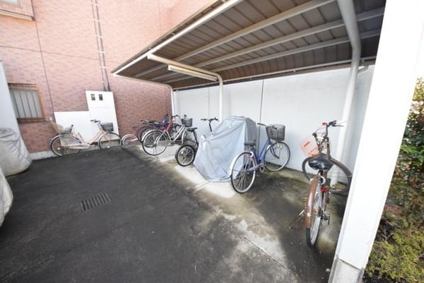 共有部分(屋根付き駐輪場)