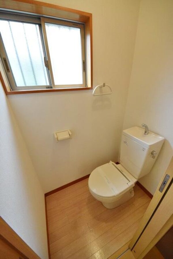トイレ(♪独立したトイレには窓付き、換気も採光も期待できます♪)