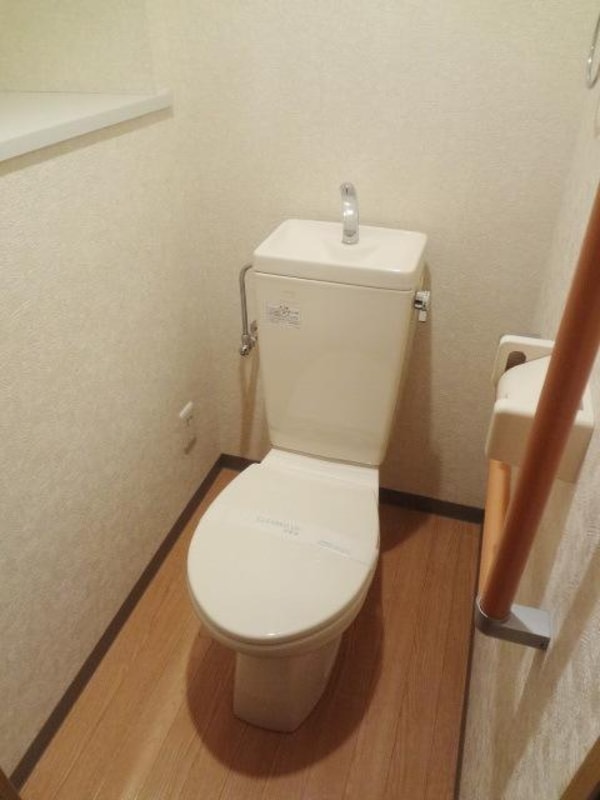 トイレ(☆収納スペースもあります☆)